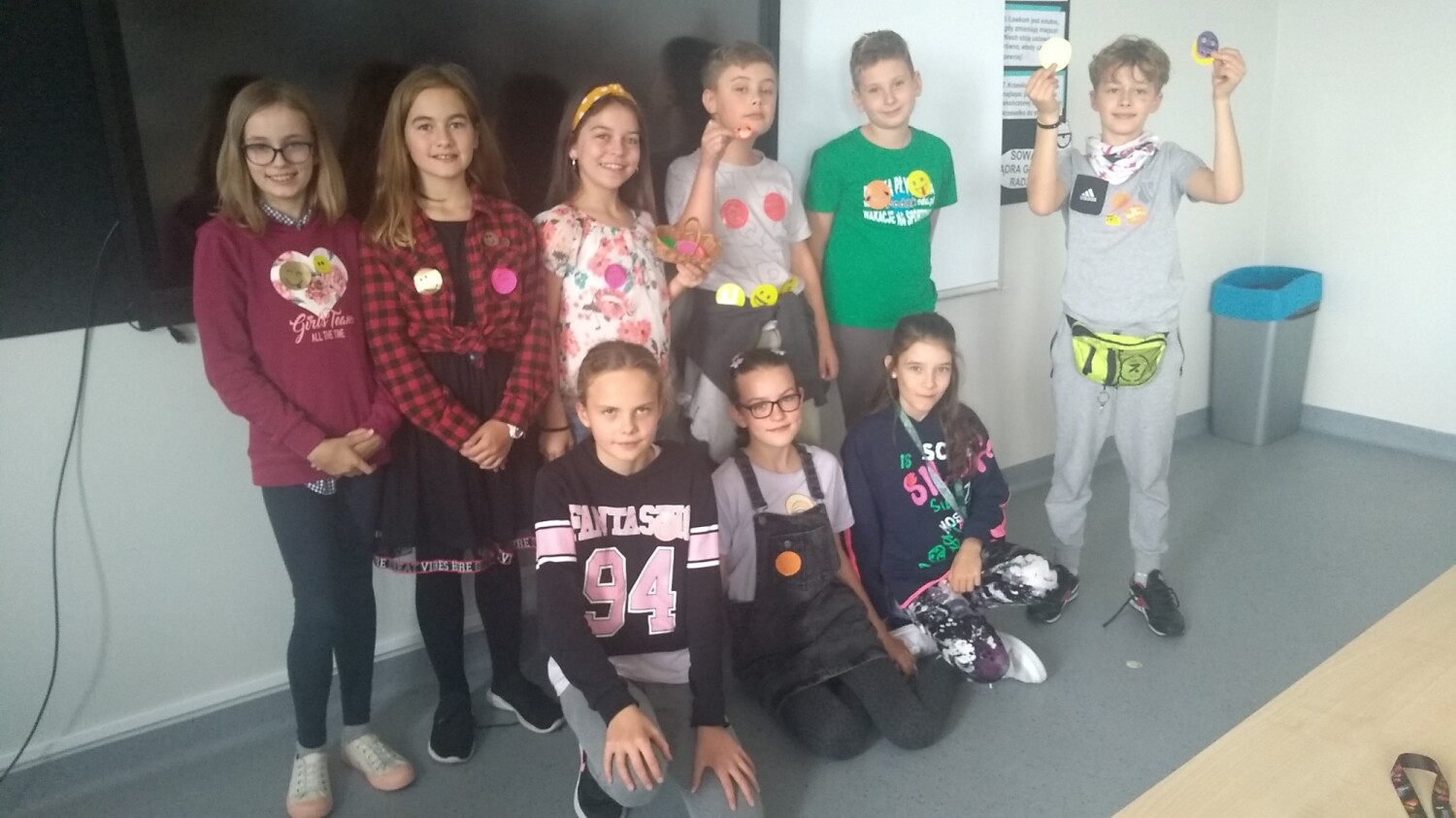 dzień uśmiechu grupka dzieci